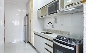 Apartamento espaçoso com ar condicionado e Wi-fi, a 100 metros da praia - Edifício Estoril